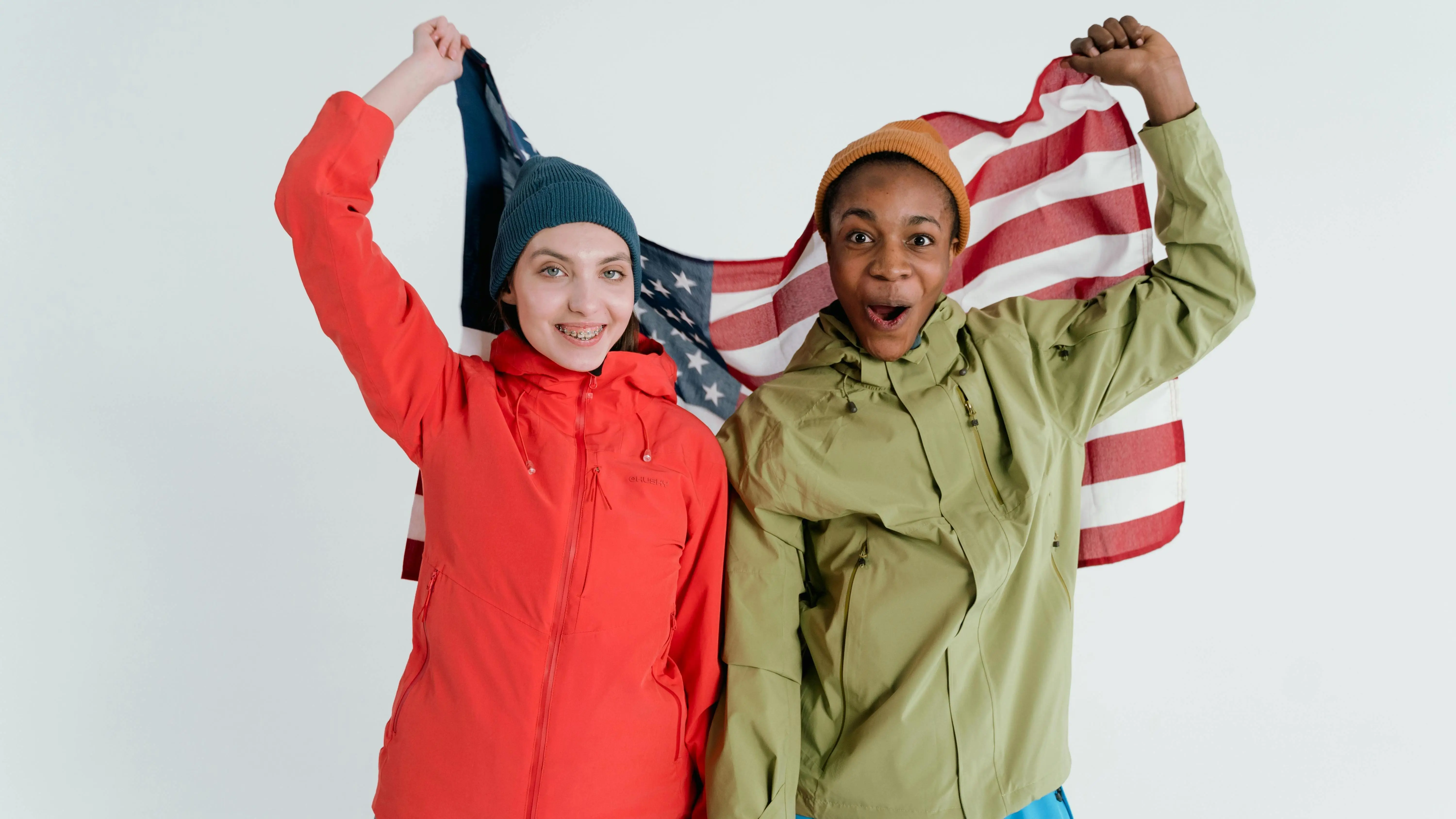 zwei junge Menschen mit USA Fahne