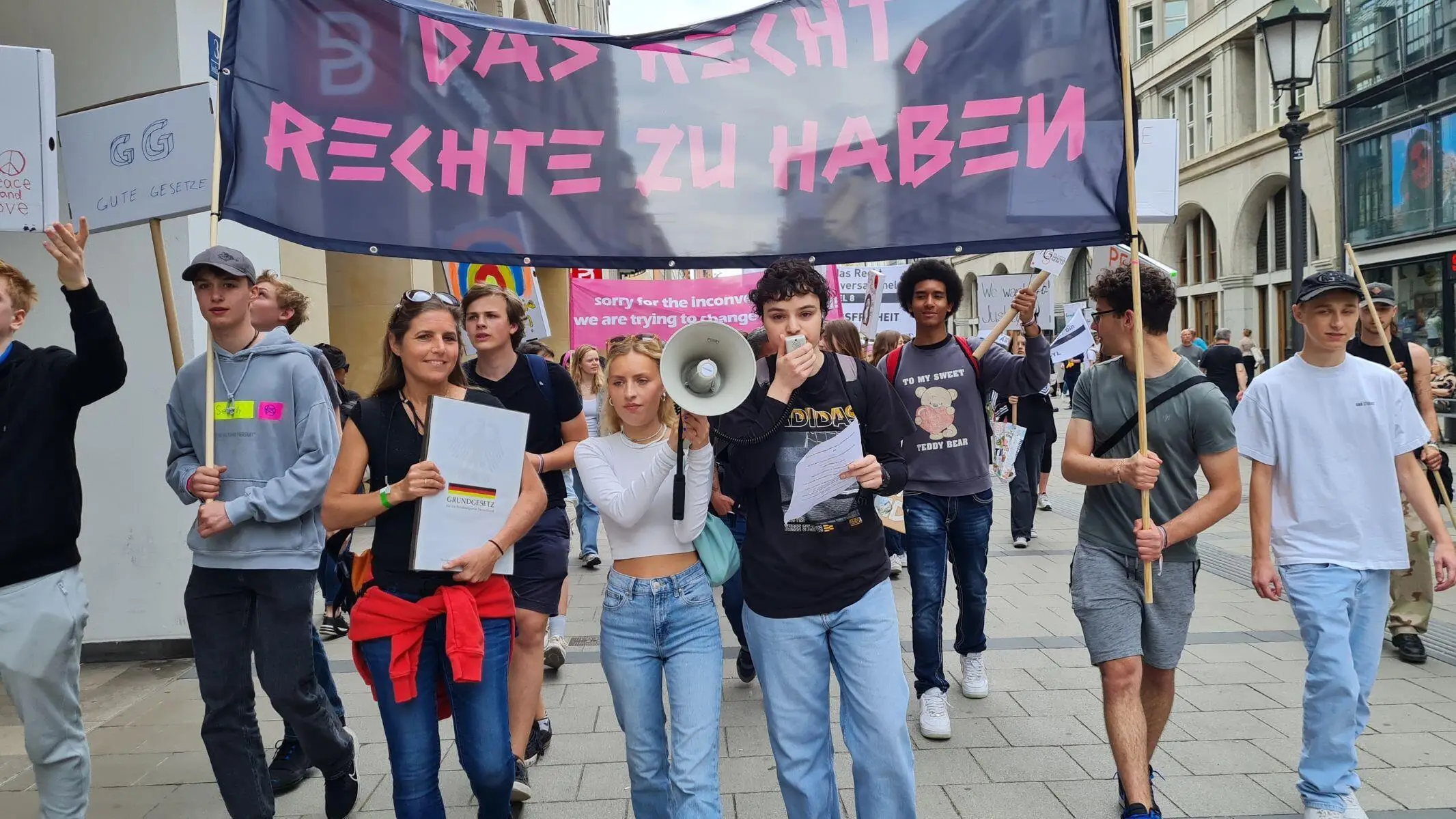 Demo Jugendliche demonstrieren für das Grundgesetz