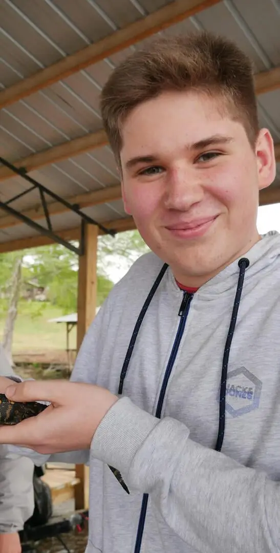 Florian beim beruflichen Austausch in den USA Florian hält beim beruflichen Austausch in den USA ein kleines Krokodil in den Händen