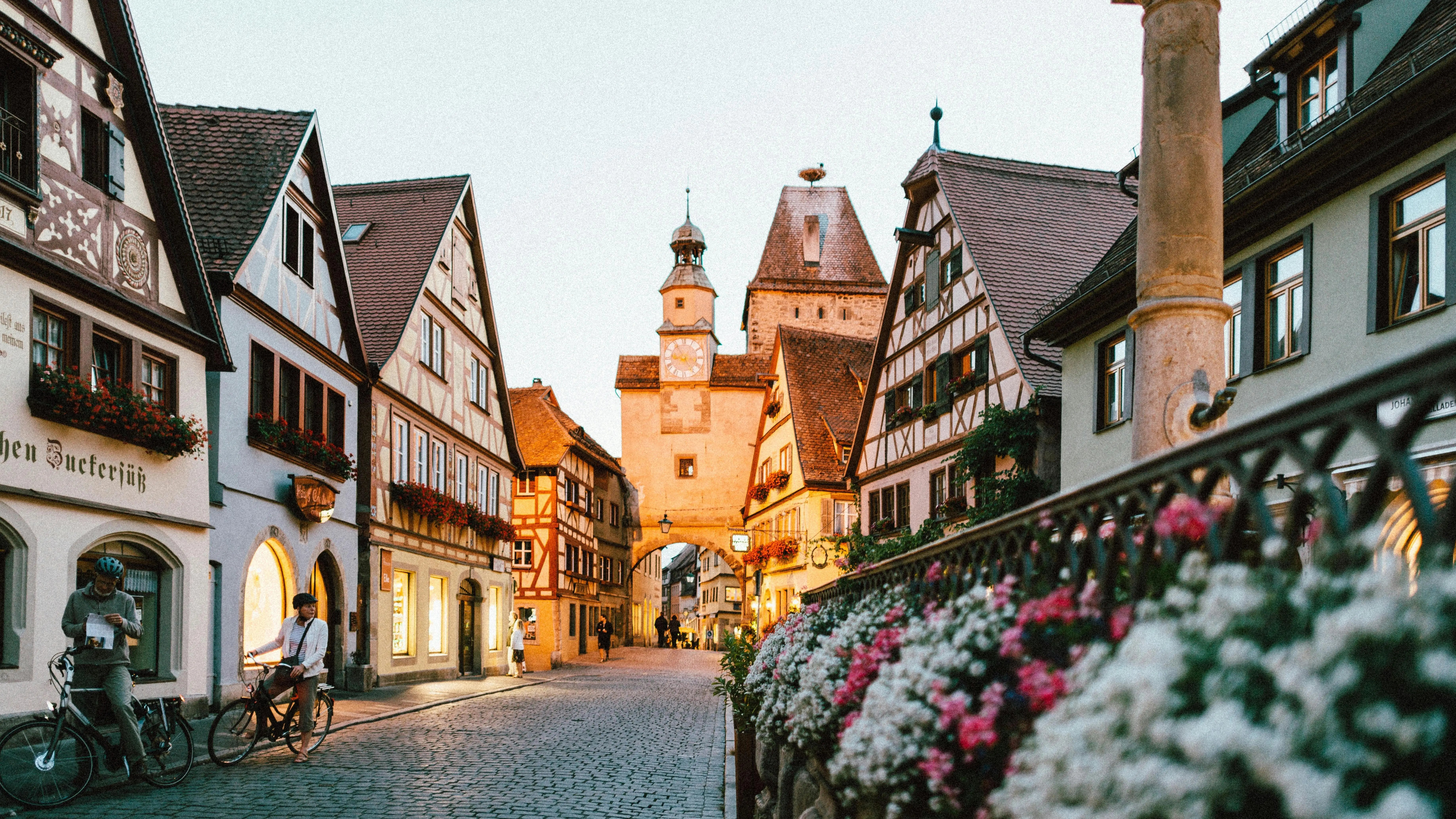 Marktplatz mit Blumen vor Fachwerkhaeusern und Turm