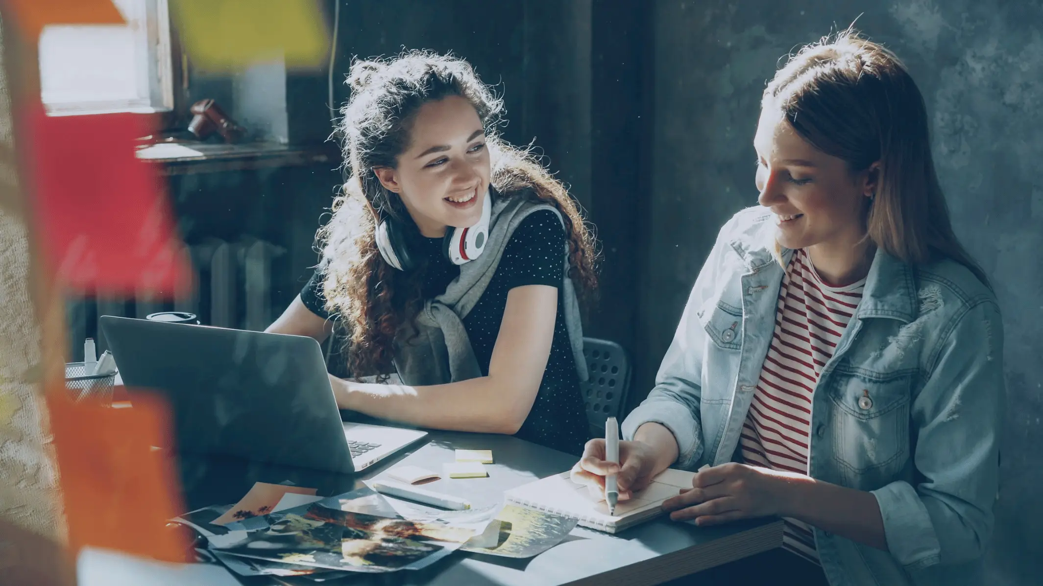 Zwei Frauen arbeiten gemeinsam an einem Projekt