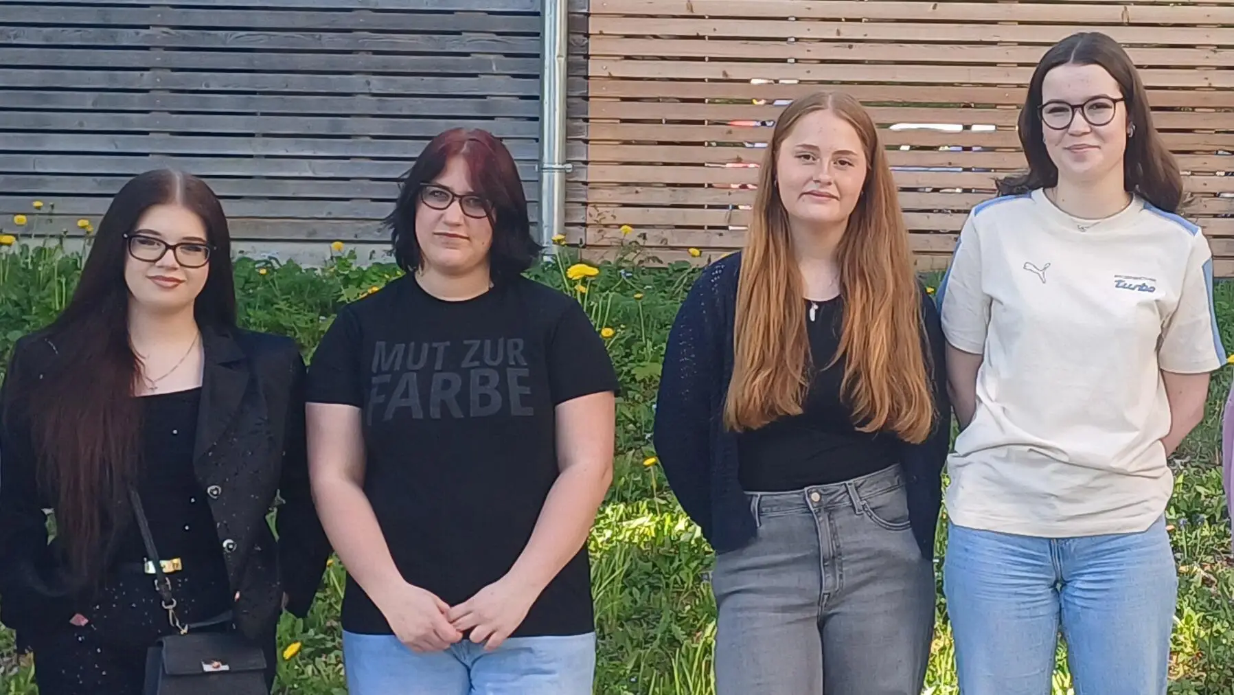 Die Schülerinnen Vanessa, Vera, Maria und Sarah haben zum ersten Mal an einem Schüleraustausch teilgenommen. Die Schülerinnen Vanessa, Vera, Maria und Sarah haben zum ersten Mal an einem Schüleraustausch teilgenommen.