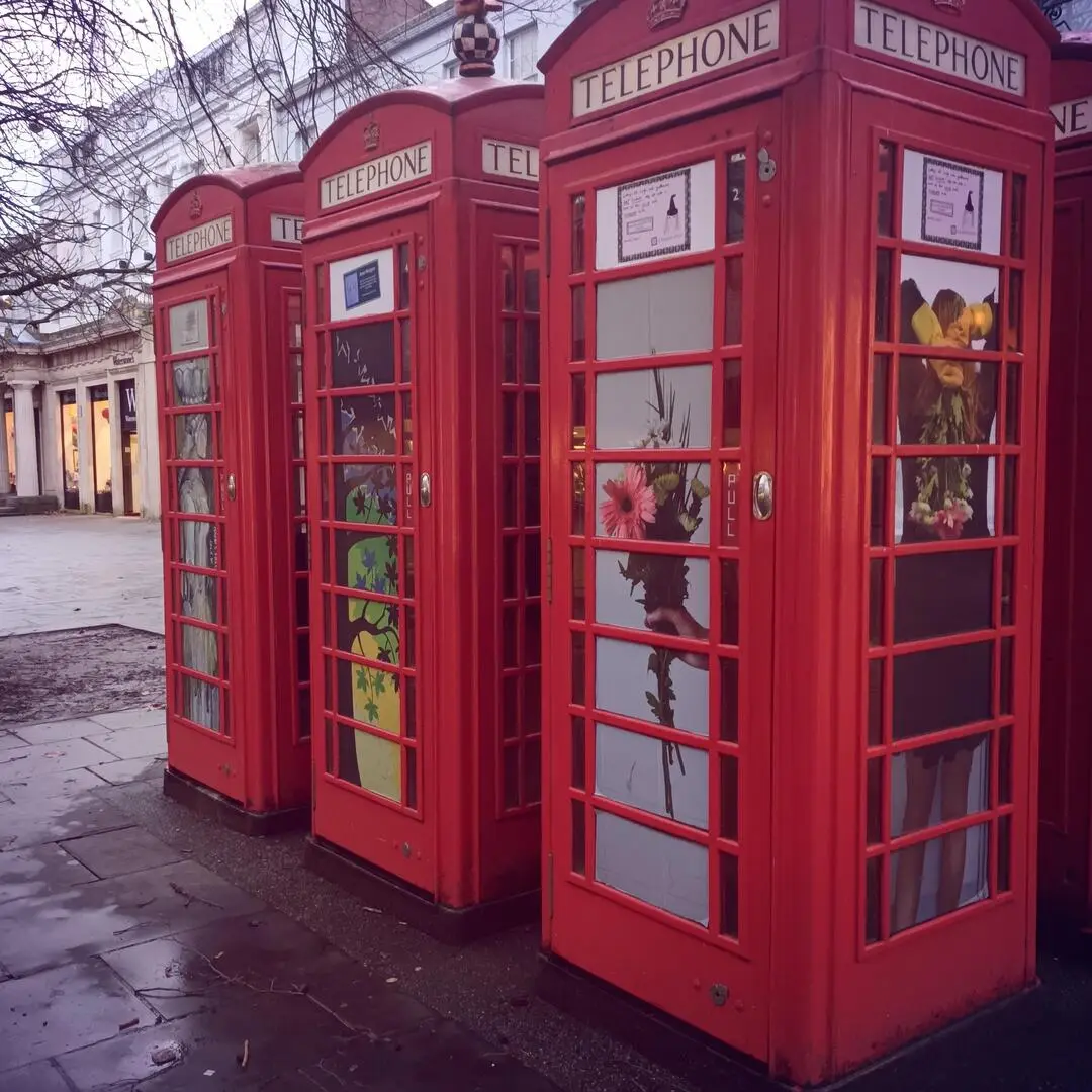 Rote Telefonzellen in London Eine Reihe roter Telefonzellen in London