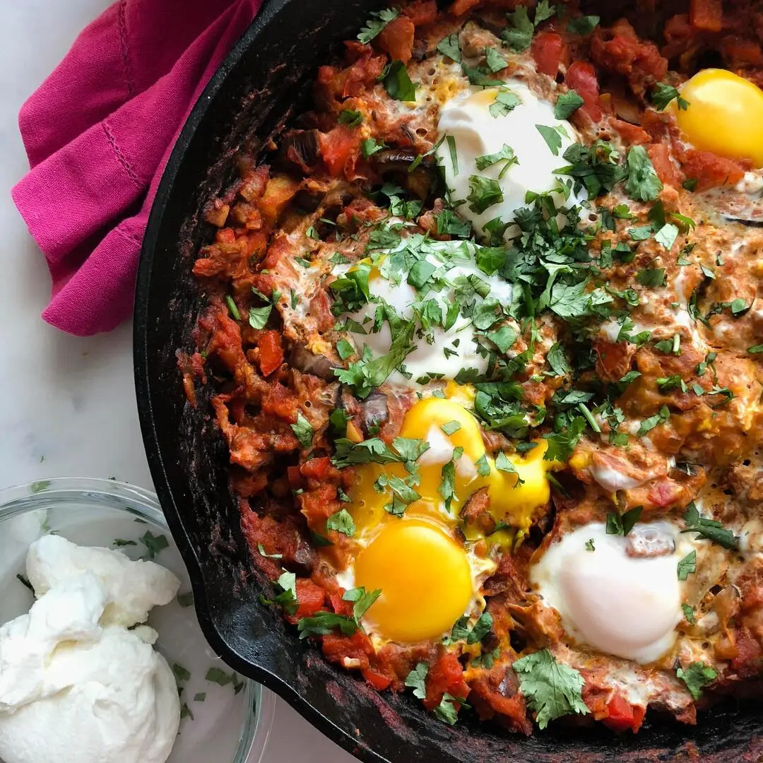 Isarelisches Gericht Shakshuka Isarelisches Essen Shakshuka in einer Pfanne