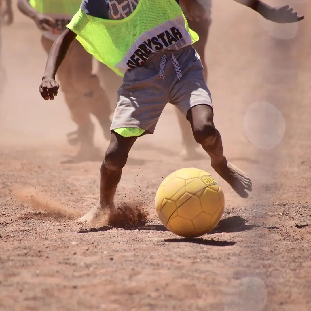 Kind spielt Fußball Kind spielt Fußball
