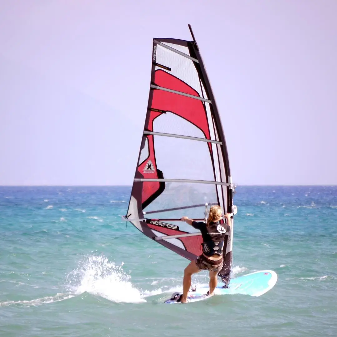 Windsurfen im Meer Eine Frau beim Windsurfen im Meer
