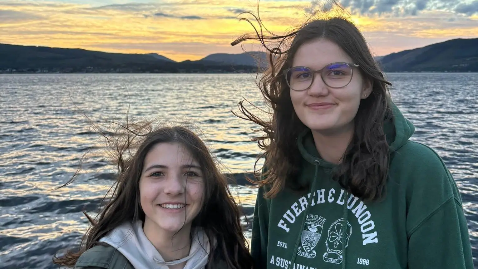 Emilia und Johanna in Schottland Zwei-Mädchen-vor-einem-See-in-Schottland