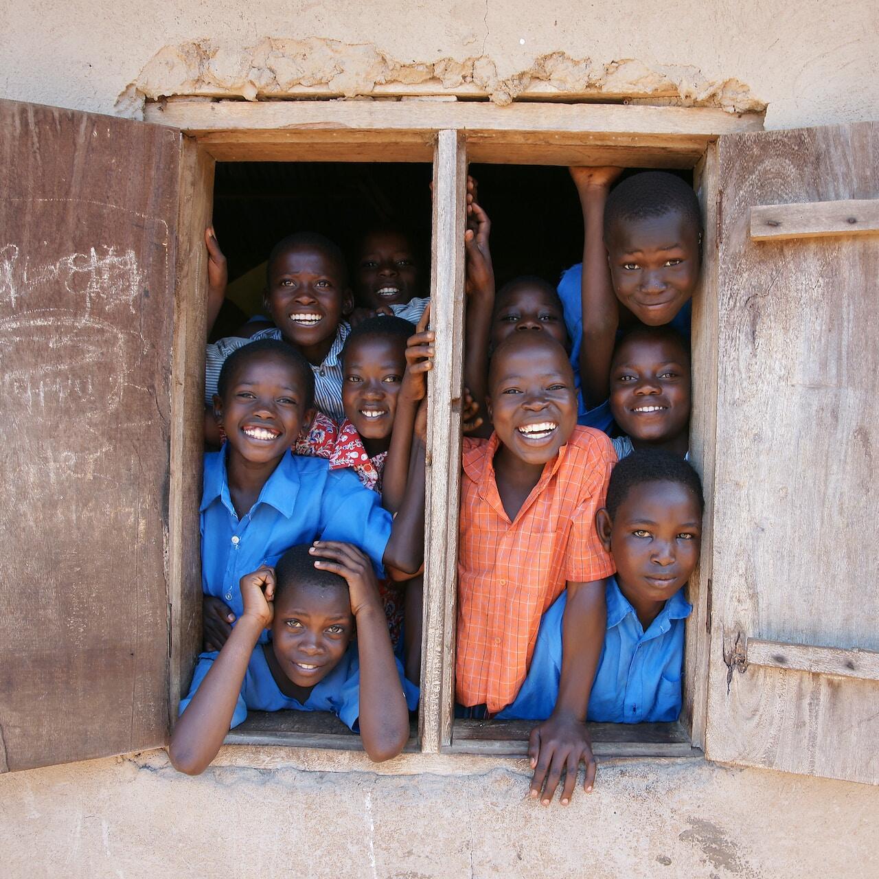 Gruppe von Kindern Eine Gruppe von Kindern, die an einem Fenster steht