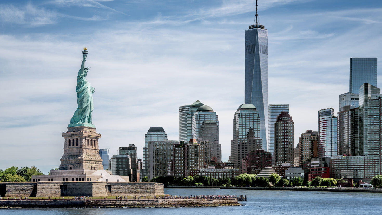 Blick auf die Freiheitsstatue Blick auf die Freiheitsstatue mit One World Trade Center im Hintergrund Hintergrund