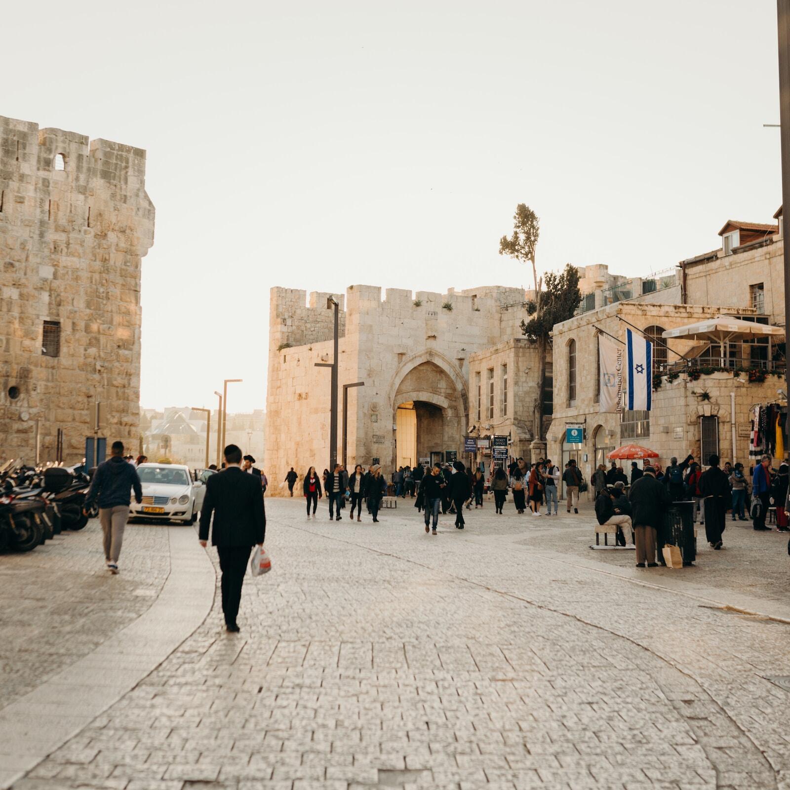 Straße in Jerusalem Menschen auf der Straße in Jerusalem in Israel