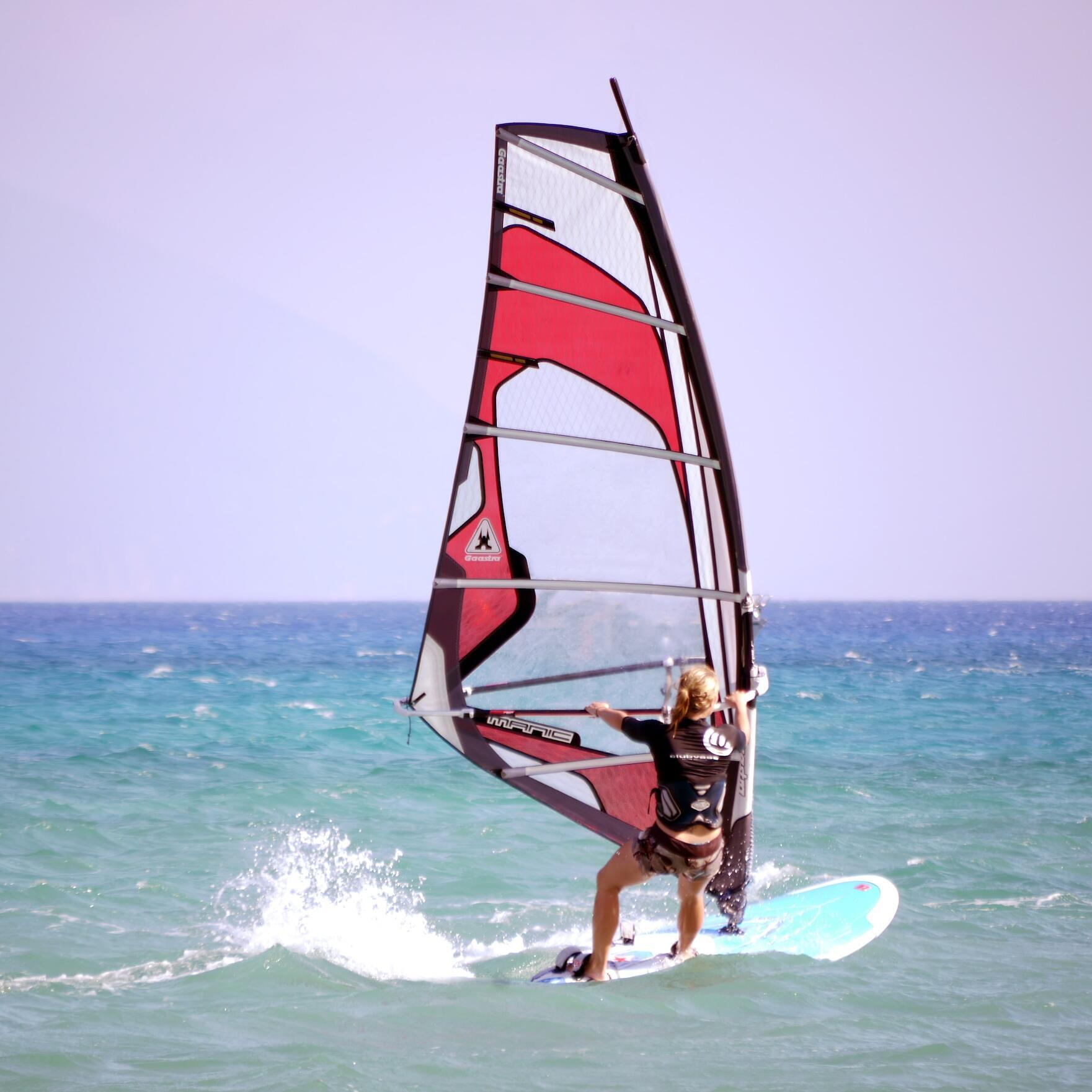 Windsurfen im Meer Eine Frau beim Windsurfen im Meer