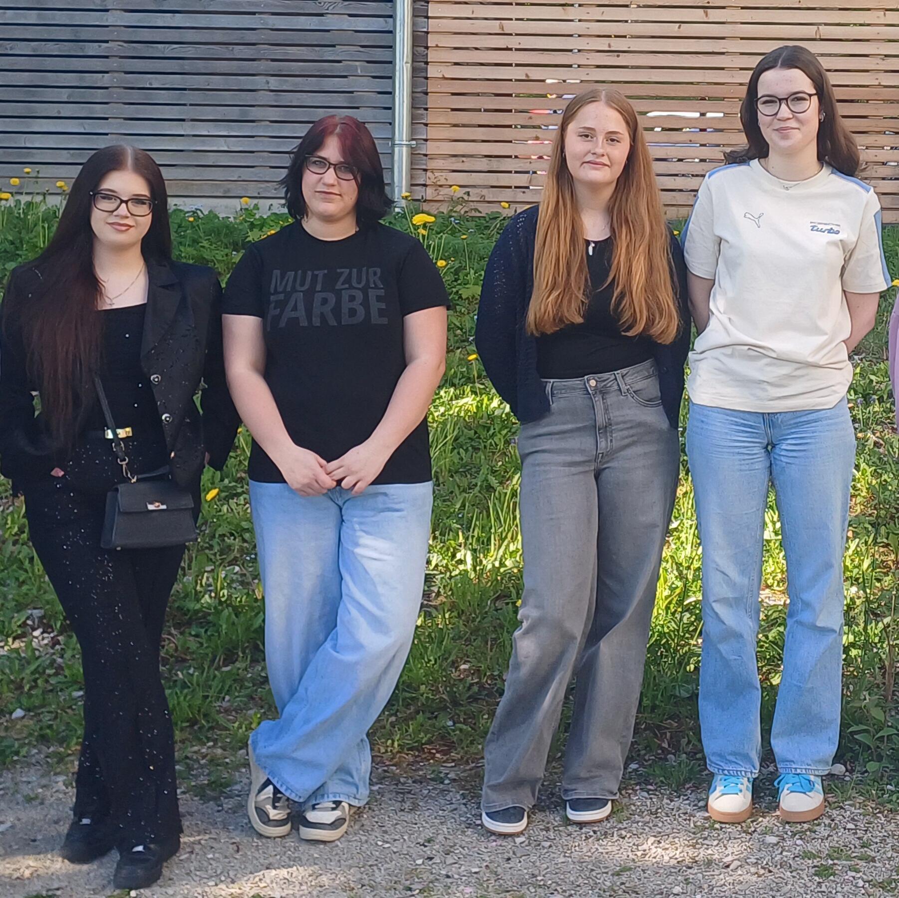 Die Schülerinnen Vanessa, Vera, Maria und Sarah haben zum ersten Mal an einem Schüleraustausch teilgenommen. Die Schülerinnen Vanessa, Vera, Maria und Sarah haben zum ersten Mal an einem Schüleraustausch teilgenommen.