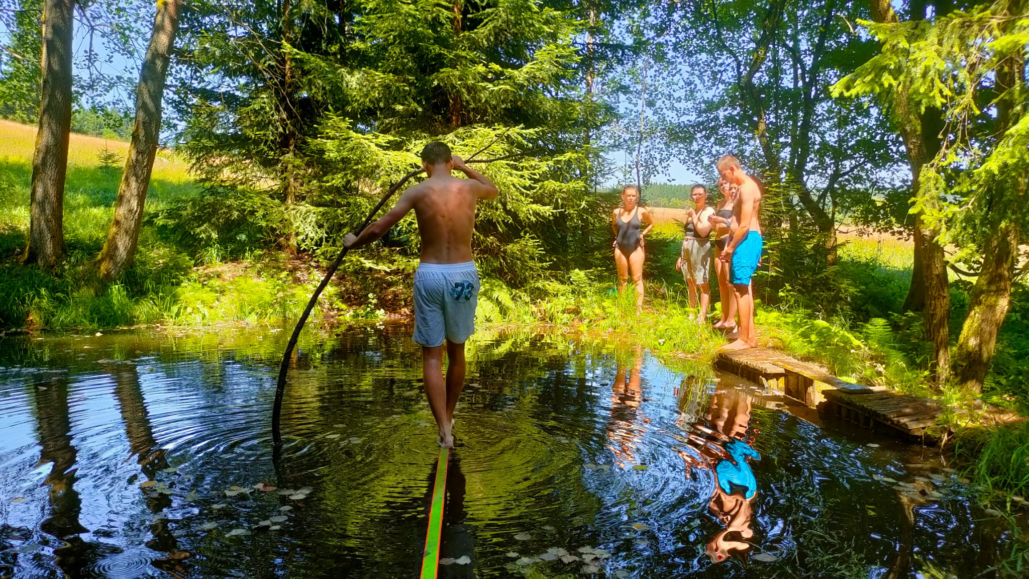Jugendliche beim Balancieren über Wasser