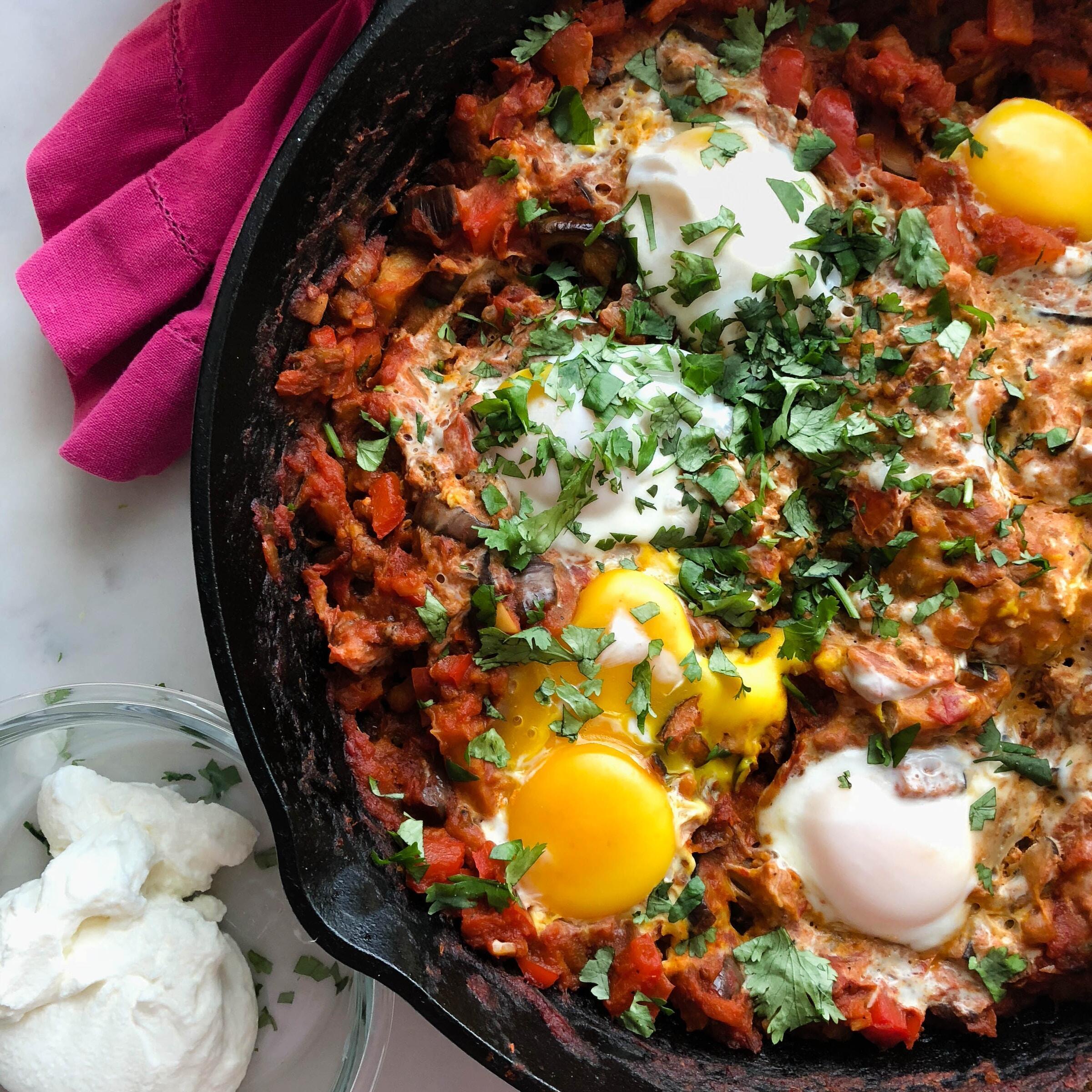Isarelisches Gericht Shakshuka Isarelisches Essen Shakshuka in einer Pfanne