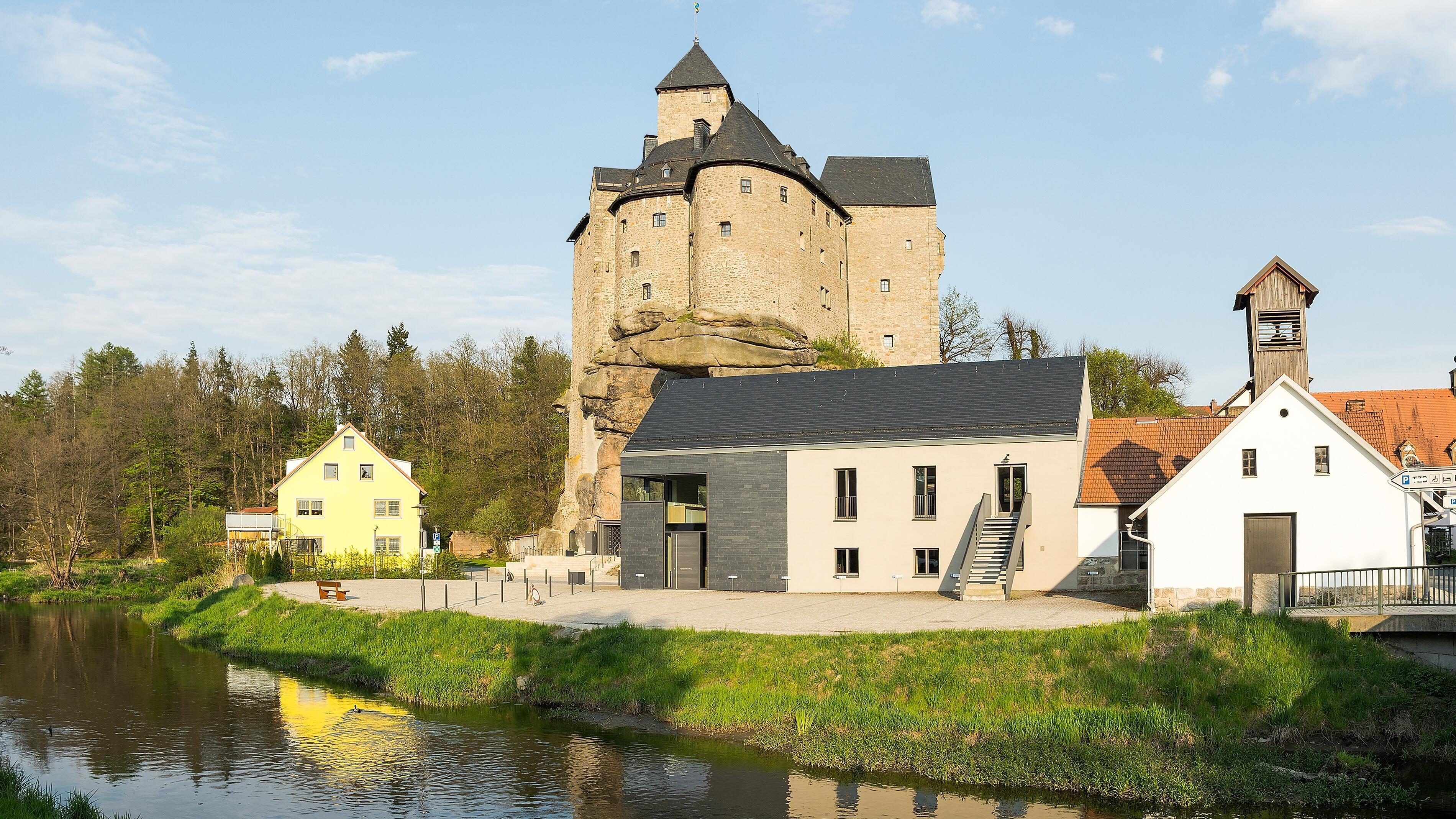 Schloß Falkenberg mit Fluss und Nebengebäuden