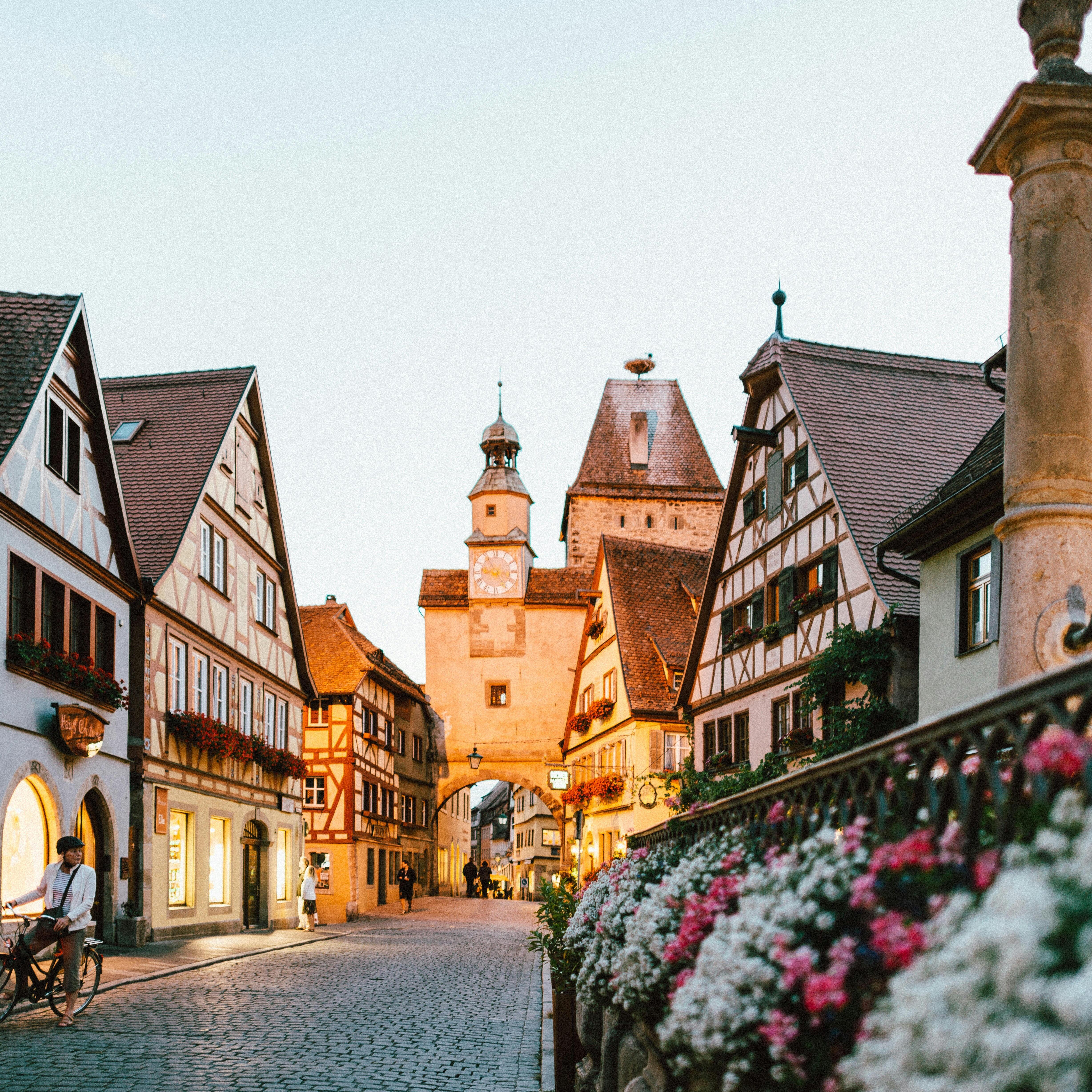 Marktplatz mit Blumen Marktplatz mit Blumen vor Fachwerkhaeusern und Turm