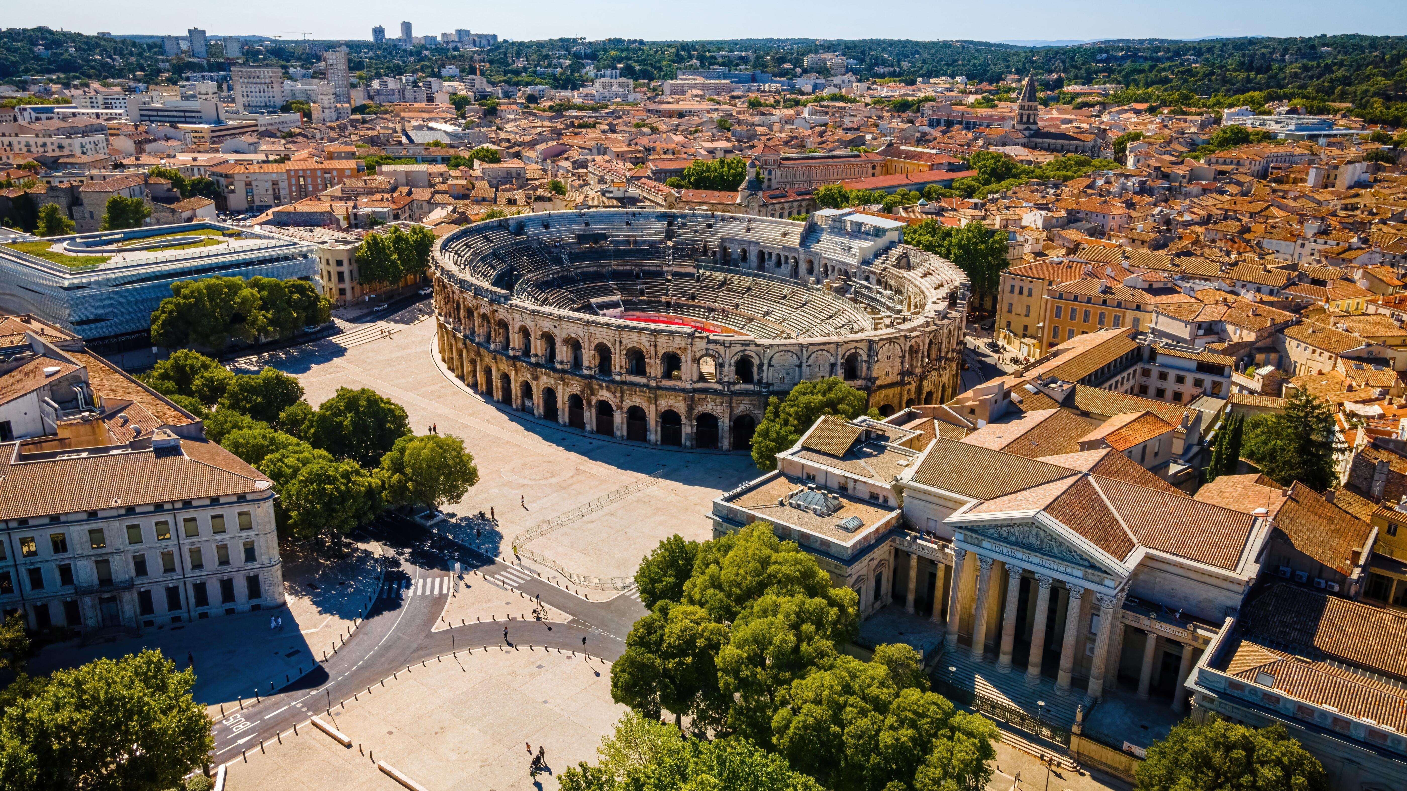 Luftaufnahme der Stadt Nimes mit Arena