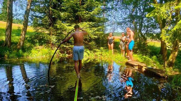 Jung Menschen beim Balancieren über einen Fluss