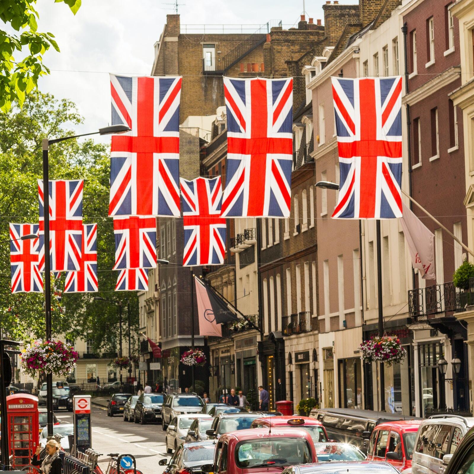Britische Flaggen / Union Jack an Häusern