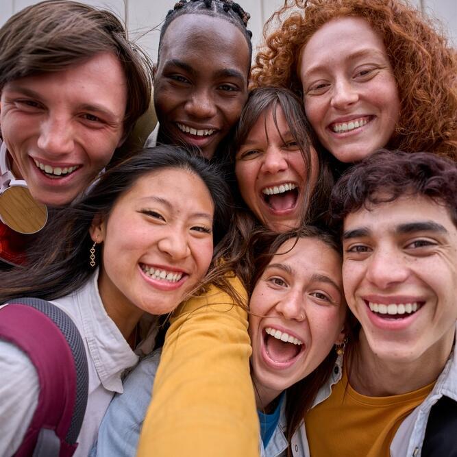 Selfie von fröhlicher Gruppe Jugendlicher im Freien